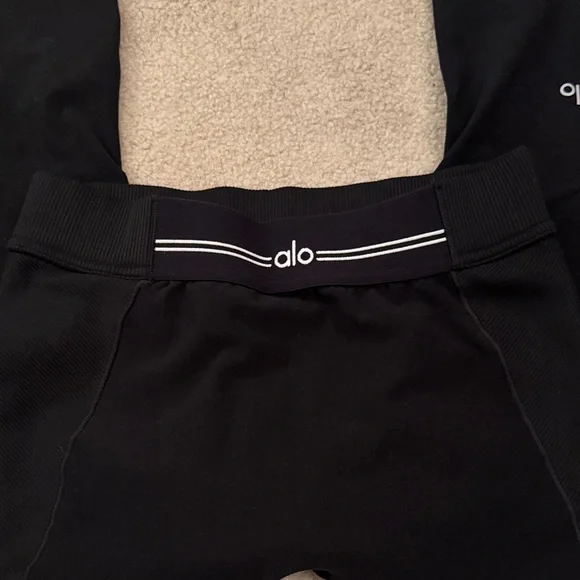 ALO Yoga Women's Black Track Pants & Crop Top Set - Picture 4 of 4